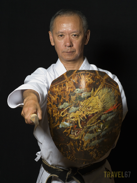 Kaicho Akamine Hiroshi z tinbe i rochin — Ryukyu Kobudo Shimbukan